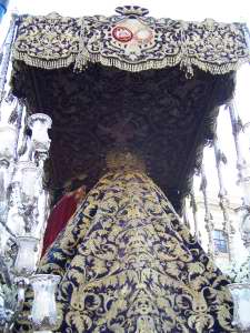 El manto es de Juan Manuel Rodriguez Ojeda en 1902 para la Hermandad de la Amargura de Sevilla y adquirido por esta en 1926